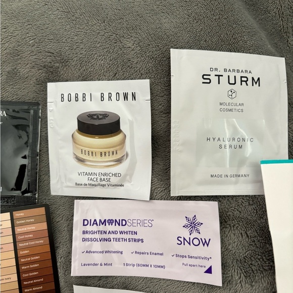 Skincare bundle with 11 various samples - Picture 3 of 6
